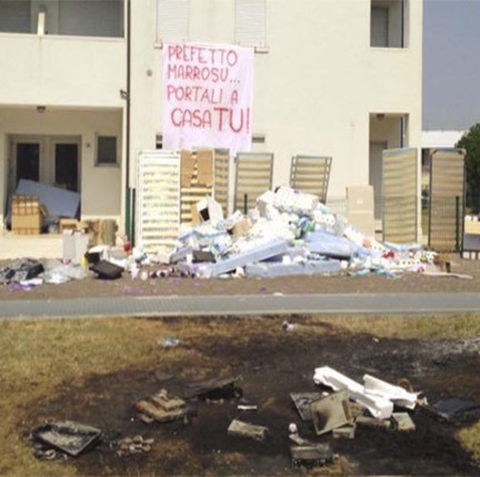 Ciò-che-resta-delle-suppellettili-destinate-ai-profughi-e-bruciate-dai-residenti-di-Quintodi-Treviso